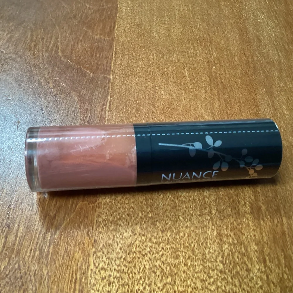 NUANCE SALMA HAYEK True Color PLUMPING LIQUID LIPSTICK #700 Nude Nectar